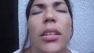 singando en el fondo de la casa escondidos