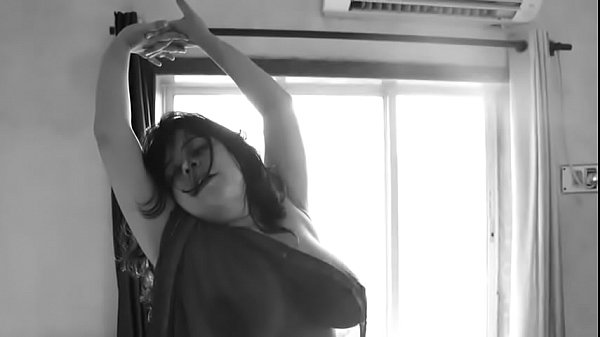 Desi girl showing big boobs