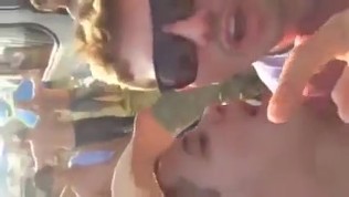 Mostrou a buceta na festa de rua