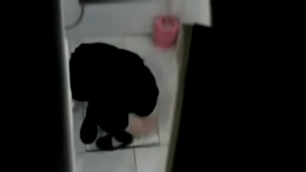 une iranienne qui urine dans les toilettes