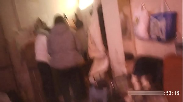 狗爷雪夜城中村嫖妓赶上小姐们在吃宵夜花多眼乱不知选哪个有小姐调侃他双飞四飞