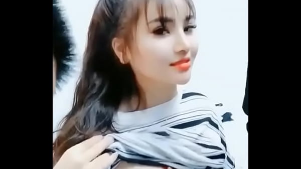 The anchor is so bold – 2 live male challenge stimulates the white and sexy beauty to strip off her clothes and dry her legs at the stairs of others’ house. 2 people take turns to have a high face value