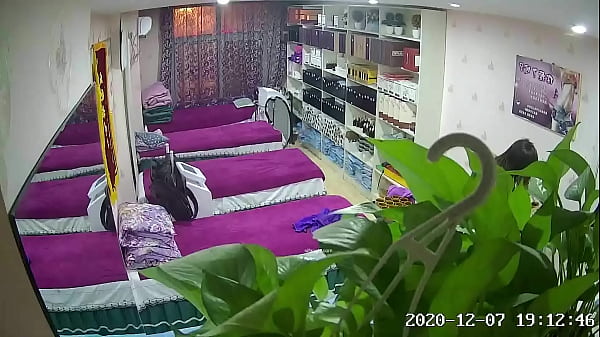 2048社区 – big2048.com@黑客破解家庭网络摄像头监控偷拍美容养生馆打烊后胖老板和美容师在按摩床上爽歪歪