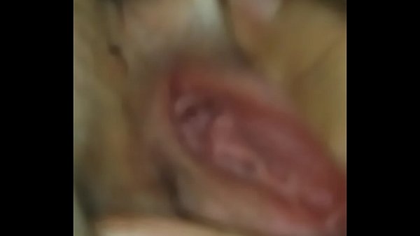 Chinesa Captive mostrando a buceta virgem