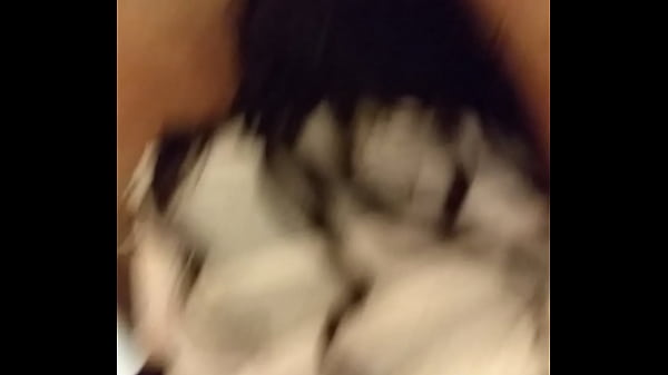 Cogiendo a escondidas del novio durante una fiesta, que rico que mueve el culo esa argenta le gusta la pija del Venezolano