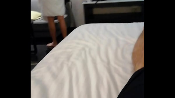 Petite pute thai se rhabille après la baise