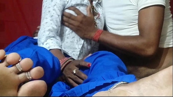 अकेली साली को देख कर जीजा ने साली को अपना लन्ड चुसाया और फिर चुत की जबरदस्त चुदाई की और लास्ट में साली की चुत को रस से भर दिया…  साली बोली मजा आ गया जीजा जी || साफ हिंदी आवाज में || YOUR GAYATRI