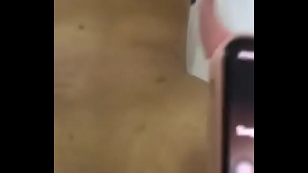 Đang địt thì bị bắt gọi điện cho bố – Watch more http://bblink.com/X0ULRyaL