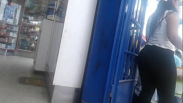 Venezolana en farmacia 8