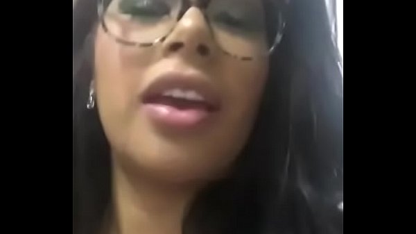 Rica Venezolana mostrando su cucota estilo Bic Mac