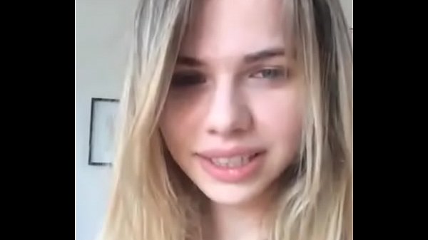 Rusa  hermosa  exhibicionista con el novio