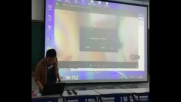 老師上課誤放性愛片