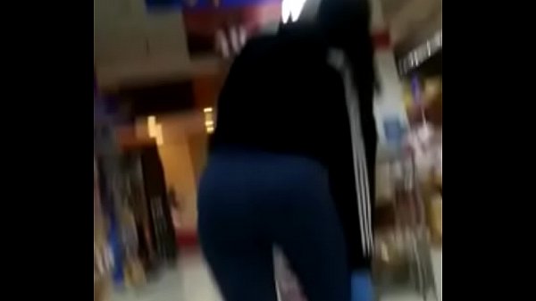 Culo de venezolana en el super