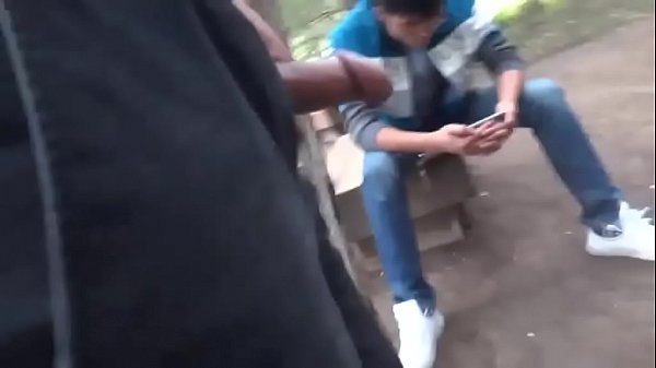 百叔公园勾搭条纹衫小伙