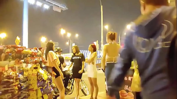 Perverted old man convinces a Venezuelan to fuck without a condom