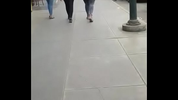 venezolana paseando tremendo culo