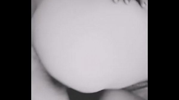 Venezolana Puta metiéndose un pepino enorme en la vagina.