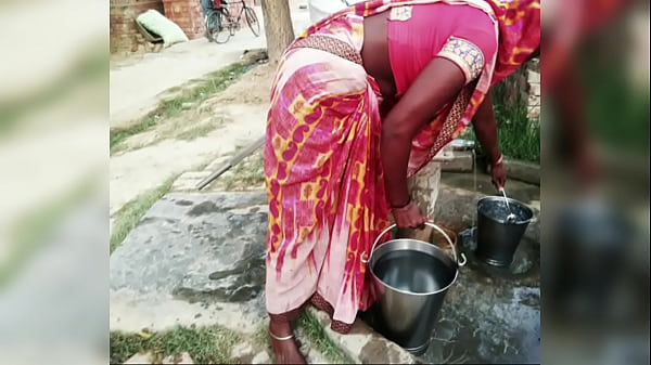 गांव की लड़की को पानी के पंप पर लिटा कर उसकी चूचियों को चूसा ओर फिर अपने लन्ड का माल उसके मुंह पर छोड़ दिया।